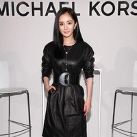 Popularitas Yang Mi benar-benar meroket setelah dia membintangi serial drama Palace. Lewat serial tersebut dia meraih gelar aktris terpopuler di Shanghai Television Festival. Dan lagu soundtrack yang dibawakannya memenangkan penghargaan lagu soundtrack terbaik di Huading Awards. Foto: Getty Images