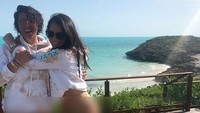 Olivia tampil seksi dengan bikini hijau bersama rekannya itu. Dok. Instagram/oliviamunn