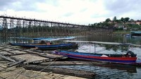 Penduduk berbicara Bahasa Mon, Karen dan Burma dengan jalan-jalan kecil kampungnya dilapisi bambu tradisional dan rumah-rumahnya pun adalah kayu (John McMahon/BBC)