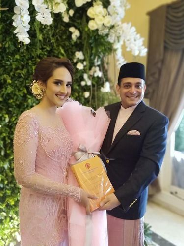 Tunangan, Tsamara Amany dapat risalah sidang BPUPKI dari Ismail Fajrie Alatas.