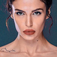 Hal tersebut berawal ketika seorang fotografer yang pernah bekerja sama dengannya menyerahkan foto-foto setengah telanjang Negzzia kepada polisi. Seperti diketahui, Iran menerapkan hukum Islam yang ketat sehingga wanita 29 tahun itu terpaksa harus kabur demi menghindari penjara. (Foto: Instagram/@negzzia)