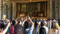 Jumlah pengunjung yang masuk istana memang sengaja dibatasi oleh petugas. Kalau sudah ramai begini, lebih baik berhati-hati dengan barang bawaan Anda. (Angga Aliya/detikcom)