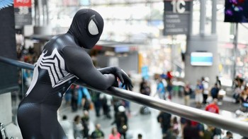 Gaya Venom yang belakangan rutin jadi sosok anti-hero di dunia Spider-Man. (Foto: Noam Galai/Getty Images for New York Comic Con)