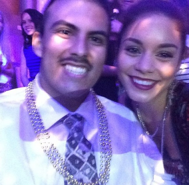 Vanessa Hudgens menyempatkan waktunya untuk menjadi pasangan Cesar Guerro di pesta prom. Bukan tanpa alasan, bintang High School Musical itu melakukannya sebagai dorongan semangat bagi Cesar yang sedang melawan kanker. Keduanya bertemu atas inisiasi badan amal The Art of Elysium. (Foto: Instagram)