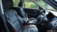 Untuk membuka pintu mobil ini cukup mudah, karena sudah keyless, remote kunci tinggal simpan saja di saku celana anda atau di tas, pijit tombol di gagang pintu dan mobil akan terbuka dengan mudah. Oh ya, ada juga tombol di gagang pintu sebelah kiri, jadi anda bisa membuka mobil dari kanan atau kiri.