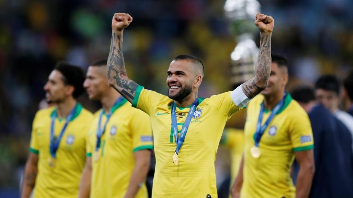 Dani Alves bisa ke Juventus atau Barcelona jika ada kontrak jangka panjang. (Foto: Luisa Gonzalez/Reuters)