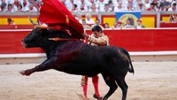 Seorang matador menunjukkan kemampuannya saat berhadapan dengan banteng dalam rangkaian Festival San Fermin di Kota Pamplona, Spanyol. Susana Vera/Reuters.