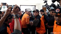 Ibunda Sutopo, Sri Rusmandari, tak kuasa menahan duka hingga pingsan.