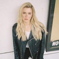 “Posting foto telanjang dengan tulisan bermakna seolah-olah kamu tidak hanya memamerkan tubuhmu, ini lucu,” kritik netizen. “Jika kamu mencintai dan menghormati tubuhmu kamu tidak perlu membuat parade tanpa busana di internet,” tambah lainnya. Foto: Instagram @irelandbasingerbaldwin