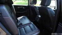 Duduk di kursi pengendara, kita akan dimanjakan dengan jok kulit yang dibalut dengan jahitan benang. Trim bagian pintu dan dasbornya sangat lembut untuk ukuran mobil seharga Rp 200 jutaan, jujur ini menjadi salah satu poin plus mobil ini.
