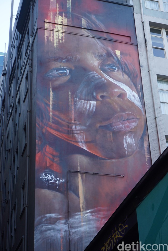 Lukas Kasper yang karyanya tersebar di berbagai gang di Melbourne bercerita kisah di balik gang Instagramable ini. Jadi di sini ada aturan yang tidak tertulis. Kita tidak boleh melukis atau membuat mural baru kecuali yang kita buat lebih bagus dari yang sudah ada, katanya. Foto: Eny Kartikawati/Detikcom
