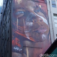 Lukas Kasper yang karyanya tersebar di berbagai gang di Melbourne bercerita kisah di balik gang Instagramable ini. Jadi di sini ada aturan yang tidak tertulis. Kita tidak boleh melukis atau membuat mural baru kecuali yang kita buat lebih bagus dari yang sudah ada, katanya. Foto: Eny Kartikawati/Detikcom