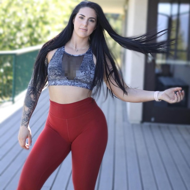 Wanita berusia 24 tahun ini mulai berlatih keras di gym dan membuktikan bahwa ia mampu melakukan pekerjaan yang didominasi oleh pria. Saya membuktikan mereka salah dengan membawa orang keluar dari gedung, katanya. Foto: Instagram