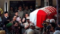 Pemakaman jenazah almarhum Sutopo Purwo Nugroho digelar di Tempat Pemakaman Umum (TPU) Sonolayu, Boyolali, Senin (8/7/2019).