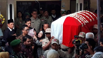Duka dan Air Mata Iringi Proses Pemakaman Sutopo Purwo Nugroho