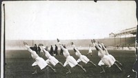 Orang-orang Yunani kuno menjaga kesehatan dan menjadikan pertumbuhan badan yang harmonis dengan senam. Dan awal adab ke-20 senam dijadikan pendidikan di sekolah Amerika. Gettyimages.