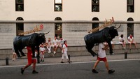 Ratusan orang, tak hanya warga Pamplona, tetapi juga para wisatawan dari berbagai daerah dan negara datang ke sana untuk ikut serta merayakan Festival San Fermin. Jon Nazca/Reuters.