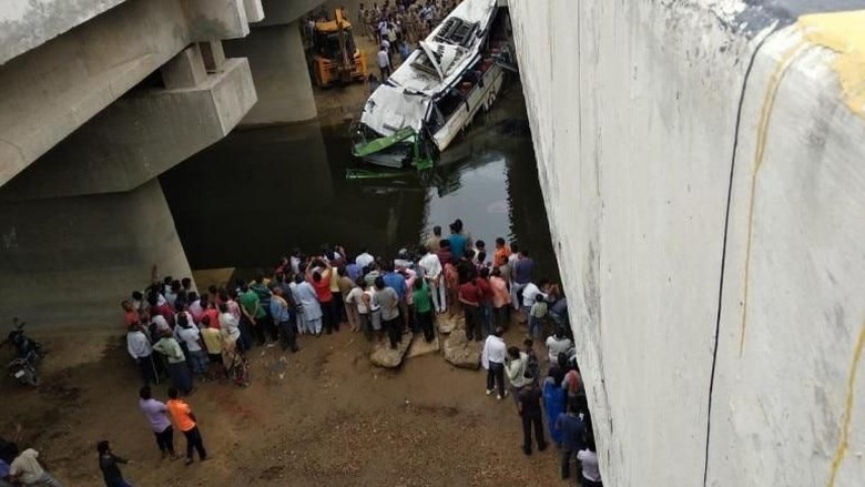 Bus Tingkat Jatuh ke Celah Jalan Layang India, 29 Orang Tewas Bus Tingkat Jatuh ke Celah Jalan Layang India, 29 Orang Tewas