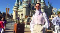 Bahkan saat berkunjung ke Disneys Magic Kingdom, baju unik ini tetap dikenakannya. Terlihat tampan kan? (pinsent_tailoring/Instagram)