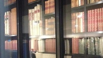 Hasil refleksi membuat si pria bagaikan sedang di perpustakaan raksasa. (Foto: Via Brightside)
