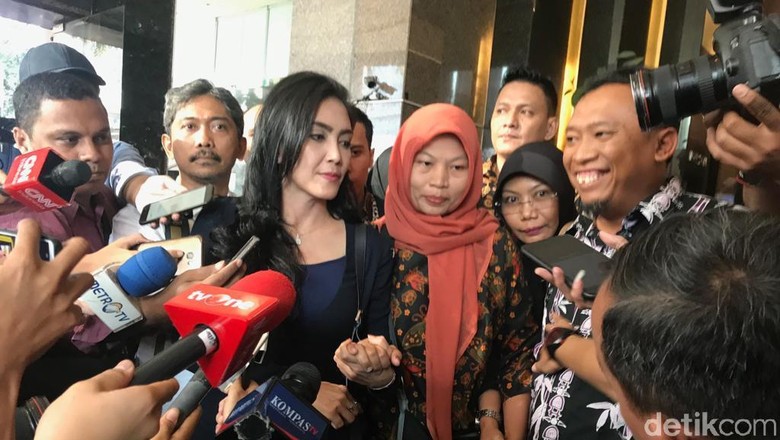 Didampingi Rieke, Baiq Nuril Temui Menkum HAM Bahas Pengajuan Amnesti Didampingi Rieke, Baiq Nuril Temui Menkum HAM Bahas Pengajuan Amnesti