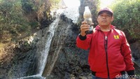 Seorang warga menunjukkan botol berisi air sungai yang tercemar limbah pabrik yang siap dicek dan dibawa ke laboratorium.