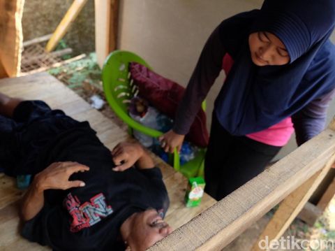Asep Penderita Stroke di Karawang Tak Lagi Tidur di Gubuk Pemakaman
