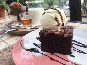 Popolo: Santai Menikmati Caffe Cubo dan Brownies di Rumah Kaca Mungil