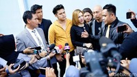 Kuasa hukumnya menyebut motif Galih menyebut ikan asin bisa ditanyakan langsung ke penyidik polisi. Pool/Palevi S/detikFoto.