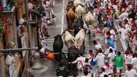 Dalam festival yang digelar sejak abad ke-14 itu semakin populer setelah ditulis oleh penulis Amerika Serikat Ernest Hemingway pada tahun 1936 dalam novel berjudul The Sun Also Rises. Susana Vera/Reuters.