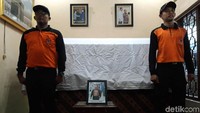 Ayah Sutopo, Suharsono, tak kuasa menahan tangis saat tiba di rumah duka. Begitu pula dengan istri serta ibu Sutopo serta kerabatnya. Mereka dipapah masuk ke dalam rumah.