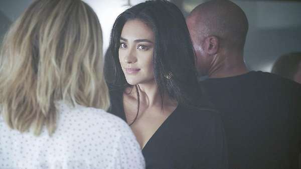 Kehamilannya Jadi Heboh, Siapa Shay Mitchell? Kehamilannya Jadi Heboh, Siapa Shay Mitchell?