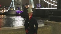 Gayanya di Tower Bridge, jembatan ikonik di London.  (pinsent_tailoring/Instagram)