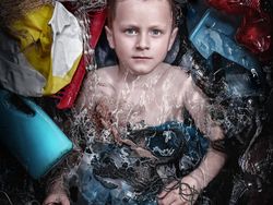 Potret Manusia dan Sampah Laut