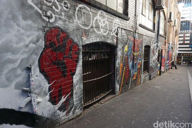 Seperti dikatakan Kasper, sayangnya tidak semua orang paham mengenai seni. Jadi ada seniman yang datang dan mencoret dinding tanpa melihat siapa atau apa yang sedang ada di dinding tersebut. Menurut Kasper biasanya sebuah dinding akan diganti dengan mural baru ketika sudah ada 40 hingga 50 tag di sana. Akhirnya seniman yang lebih established akan datang dan membuat sesuatu yang lebih indah, ucapnya. Foto: Eny Kartikawati/Detikcom