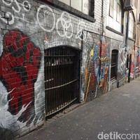 Seperti dikatakan Kasper, sayangnya tidak semua orang paham mengenai seni. Jadi ada seniman yang datang dan mencoret dinding tanpa melihat siapa atau apa yang sedang ada di dinding tersebut. Menurut Kasper biasanya sebuah dinding akan diganti dengan mural baru ketika sudah ada 40 hingga 50 tag di sana. Akhirnya seniman yang lebih established akan datang dan membuat sesuatu yang lebih indah, ucapnya. Foto: Eny Kartikawati/Detikcom