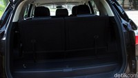 Mobil ini memiliki 3 baris kursi, dengan kursi bagian belakang yang cukup luas. Cuma minusnya untuk kaca pengemudi saat menutupnya, kita harus terus menekan tombol power window, karena tidak langsung menutup, sedikit merepotkan saat menge-tap kartu elektronik di pintu tol.
