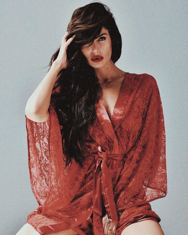 Meski kini sudah terdaftar untuk mendapat suaka di Prancis, Negzzia mengaku sempat kesulitan bertahan hidup di sana. Tidak punya kenalan, wanita cantik itu kesusahan mencari kerja hingga harus tidur di jalanan dan bangku taman. (Foto: Instagram/@negzzia)