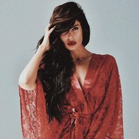 Meski kini sudah terdaftar untuk mendapat suaka di Prancis, Negzzia mengaku sempat kesulitan bertahan hidup di sana. Tidak punya kenalan, wanita cantik itu kesusahan mencari kerja hingga harus tidur di jalanan dan bangku taman. (Foto: Instagram/@negzzia)