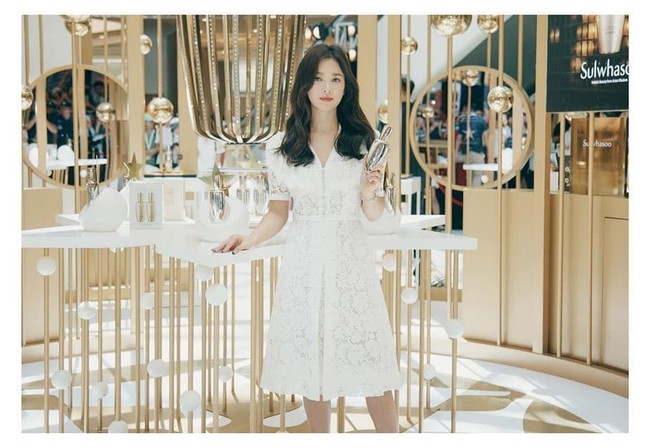 Dalam acara tersebut Song Hye Kyo tampil chic dengan midi dress putih berdetail lace. Foto: Instagram/@sulwhasoo.official, @harpersbazaarhk