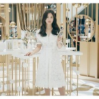 Dalam acara tersebut Song Hye Kyo tampil chic dengan midi dress putih berdetail lace. Foto: Instagram/@sulwhasoo.official, @harpersbazaarhk