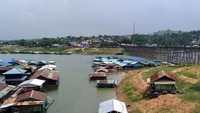 Di sanalah dua suku yang sangat berbeda telah belajar untuk hidup berdampingan. Kota Sangkhlaburi amat terpencil dan berlanskap perbukitan di Thailand barat (John McMahon/BBC)