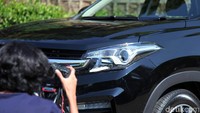 Bagian grillenya dipermanis dengan lapisan krom. Lapisan krom lainnya bisa kita lihat melintang di bagian belakang. Kembali ke bagian depan, mobil dihiasi dengan lampu DRL dari LED yang memudahkan pengendara lain melihat mobil dari arah seberang.