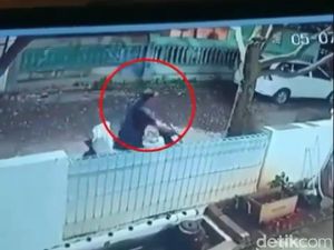 Pria Curi Motor dan 50 Paket Milik Kurir Ekspedisi Terekam CCTV