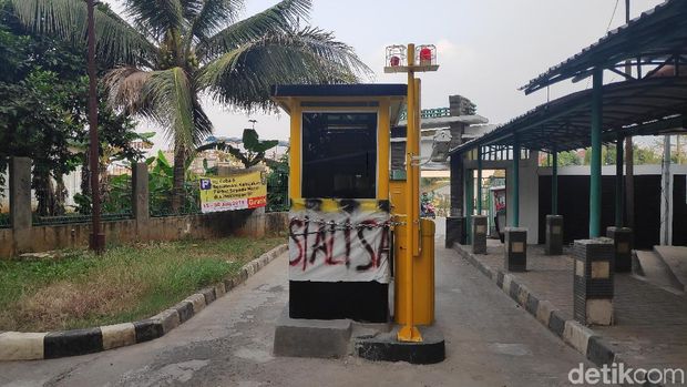 Tampak pelang parkir juga dirantai