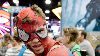 Spider-Man yang ditampilkan cosplayer ini ceritanya habis melewati duel habis-habisan! (Foto: Matt Cowan/Getty Images)