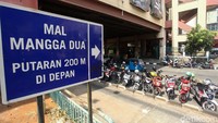 Sudah bukan pemandangan langka lagi melihat beberapa driver ojek online berhenti di tempat-tempat terlarang. Hal ini pun tentunya berdampak pada tersumbatnya arus lalu lintas. Rifkianto Nugroho/detikcom.