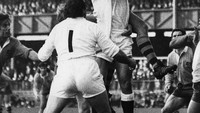 Pada tahun 1823 di Inggris, di sebuah sekolah sepak bola bernama Rugbi, salah satu siswa tidak sengaja membawa lari bola tersebut dan terpikirlah suatu permainan baru. GettyImages. 