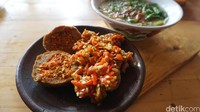 Selain menawarkan bakso dengan kuah gurih, di kedai Bakso Baper Miss Judes juga ada menu bakso geprek. Bakso goreng ini disajikan dengan limpahan sambal yang banyak, bisa disantap langsung ataupun dimakan bersama kuah.  Foto: istimewa