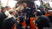 Tangis keluarga dan kerabat pecah saat jenazah almarhum Sutopo Purwo Nugroho tiba di rumah duka, di Boyolali.